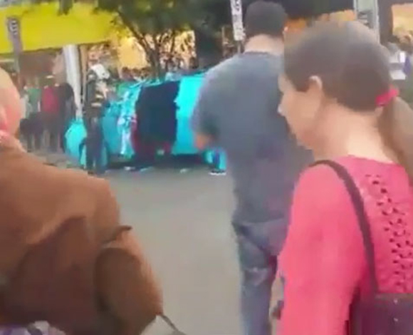 بالفيديو- ركن سيارته في مكان مخصص لذوي الحالات الخصة ... وهذا كان جزاؤه